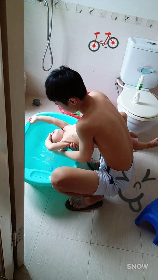 Thanh niên 99 đã đảm đang biết chăm cháu lại còn đẹp trai khiến hội chị em mê tít