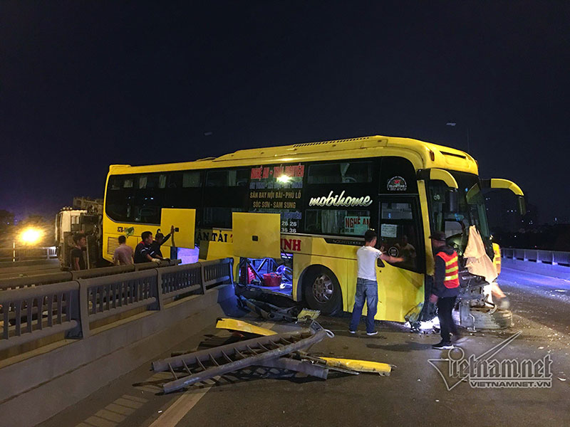 Hà Nội: Xe khách đâm xuyên thanh chắn, vành đai 3 ùn dài trong đêm