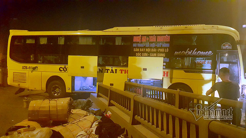 Hà Nội: Xe khách đâm xuyên thanh chắn, vành đai 3 ùn dài trong đêm Hà Nội: Xe khách đâm xuyên thanh chắn, vành đai 3 ùn dài trong đêm
