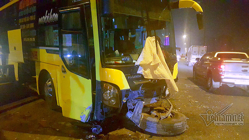 Hà Nội: Xe khách đâm xuyên thanh chắn, vành đai 3 ùn dài trong đêm Hà Nội: Xe khách đâm xuyên thanh chắn, vành đai 3 ùn dài trong đêm
