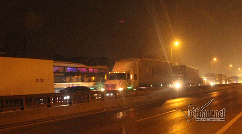 Hà Nội: Xe khách đâm xuyên thanh chắn, vành đai 3 ùn dài trong đêm Hà Nội: Xe khách đâm xuyên thanh chắn, vành đai 3 ùn dài trong đêm