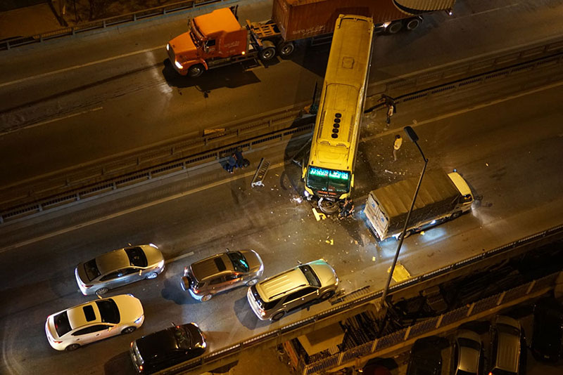 Hà Nội: Xe khách đâm xuyên thanh chắn, vành đai 3 ùn dài trong đêm