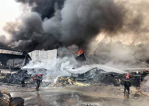Gần 200 cảnh sát chữa cháy kho xưởng ở Sài Gòn