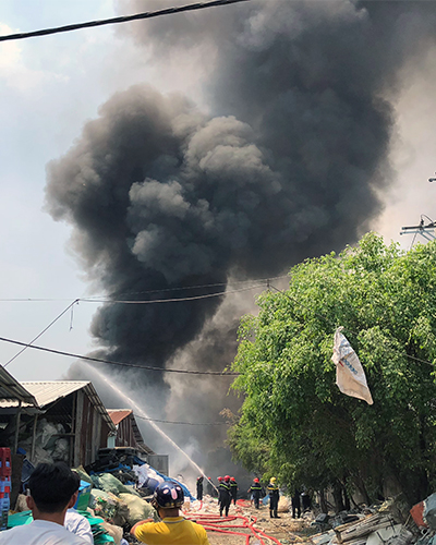 Gần 200 cảnh sát chữa cháy kho xưởng ở Sài Gòn