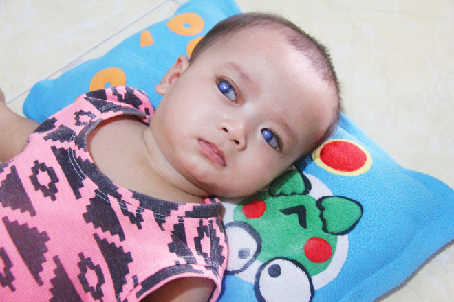 Xót cảnh người mẹ đi tìm ánh sáng cho đứa con trai mù 6 tháng tuổi, để em gái 12 tuổi nghỉ học vì nợ nần