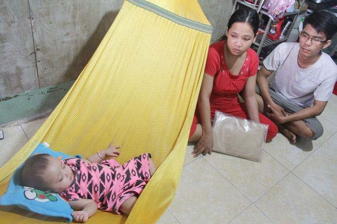 Xót cảnh người mẹ đi tìm ánh sáng cho đứa con trai mù 6 tháng tuổi, để em gái 12 tuổi nghỉ học vì nợ nần