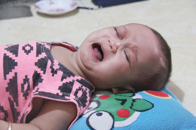 Xót cảnh người mẹ đi tìm ánh sáng cho đứa con trai mù 6 tháng tuổi, để em gái 12 tuổi nghỉ học vì nợ nần