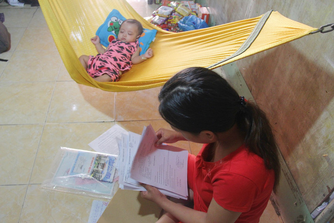 Xót cảnh người mẹ đi tìm ánh sáng cho đứa con trai mù 6 tháng tuổi, để em gái 12 tuổi nghỉ học vì nợ nần