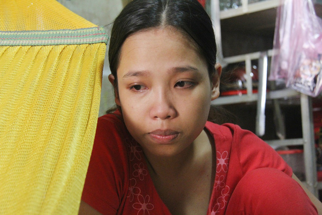 Xót cảnh người mẹ đi tìm ánh sáng cho đứa con trai mù 6 tháng tuổi, để em gái 12 tuổi nghỉ học vì nợ nần