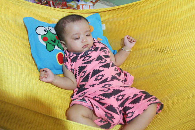 Xót cảnh người mẹ đi tìm ánh sáng cho đứa con trai mù 6 tháng tuổi, để em gái 12 tuổi nghỉ học vì nợ nần