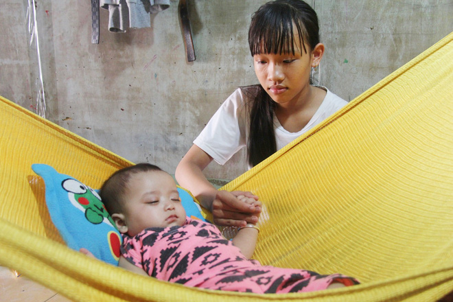 Xót cảnh người mẹ đi tìm ánh sáng cho đứa con trai mù 6 tháng tuổi, để em gái 12 tuổi nghỉ học vì nợ nần