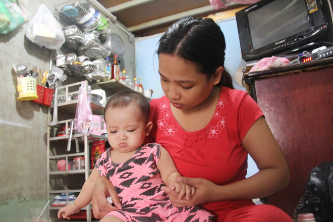 Xót cảnh người mẹ đi tìm ánh sáng cho đứa con trai mù 6 tháng tuổi, để em gái 12 tuổi nghỉ học vì nợ nần