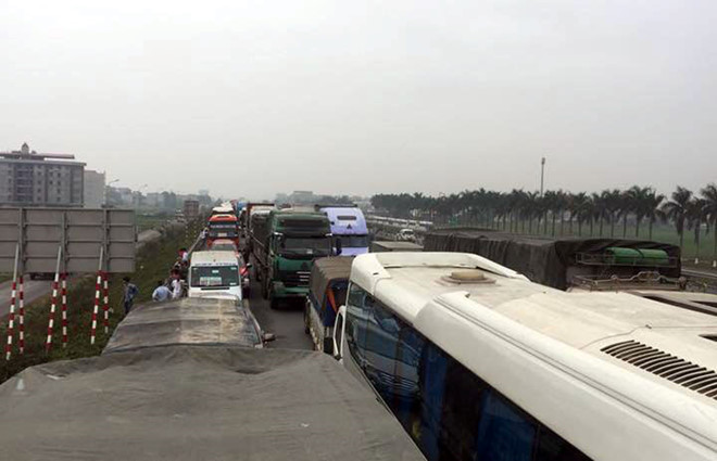 Ôtô tải gặp nạn, cao tốc Hà Nội - Bắc Giang tê liệt hơn 4 giờ