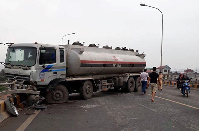 Ôtô tải gặp nạn, cao tốc Hà Nội - Bắc Giang tê liệt hơn 4 giờ