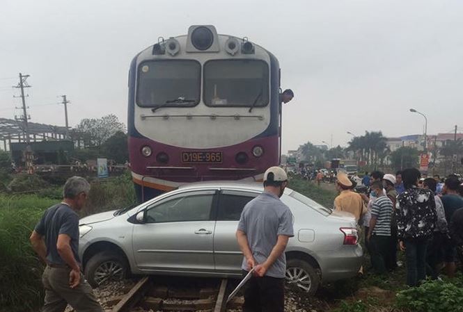 Xế hộp chết máy trên đường bị tàu hỏa đâm trúng