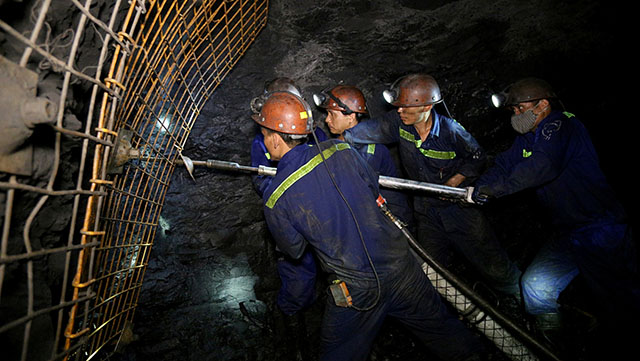 Bị cáp tời văng trúng người, thợ mỏ 29 tuổi tử vong