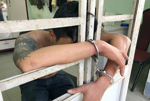 Hàng chục cảnh sát truy đuổi gắt gao xe bán tải tông văng CSGT