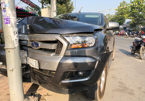 Hàng chục cảnh sát truy đuổi gắt gao xe bán tải tông văng CSGT