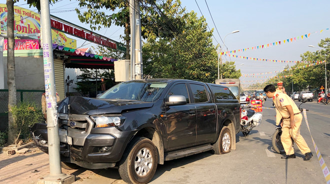 Hàng chục cảnh sát truy đuổi gắt gao xe bán tải tông văng CSGT