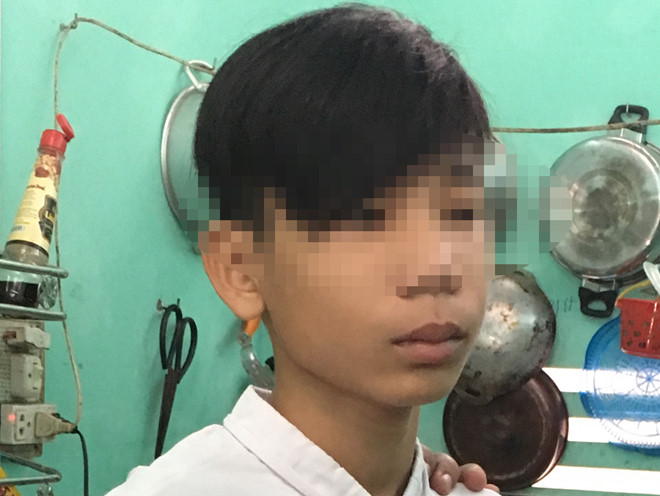 Tài xế xe ôm bị khách dùng dao cứa cổ giữa đường