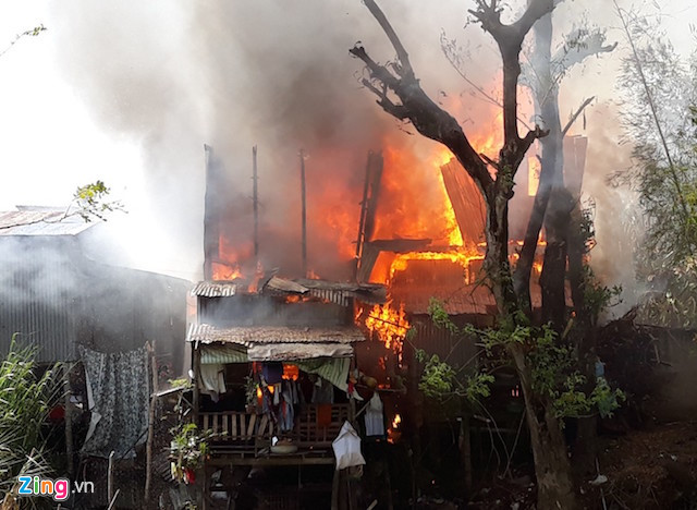4 căn nhà liền kề bị cháy rụi