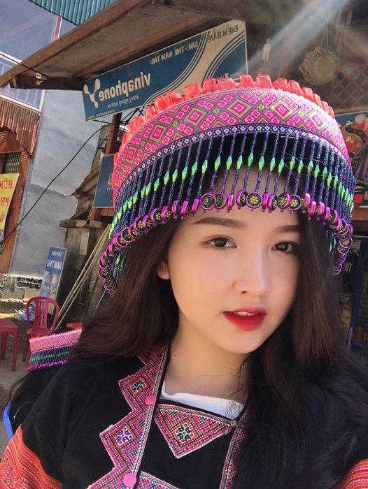 Cô gái xinh đẹp mặc trang phục H’Mông khiến nhiều người mê mẩn