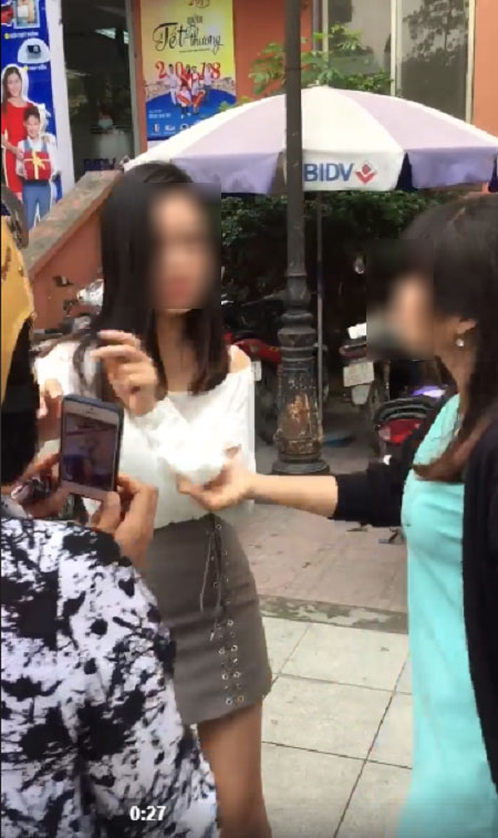 Hà Nội: Cô gái bị đập IPhone, đánh ghen giữa phố vì cặp kè với người đã có gia đình