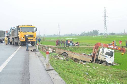 Xe cứu hộ giao thông lấn làn húc văng ôtô chở 5 người