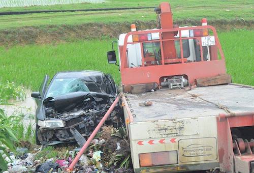 Xe cứu hộ giao thông lấn làn húc văng ôtô chở 5 người