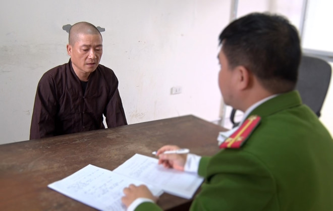 Nhà sư ghé vào quán nước chôm điện thoại rồi bỏ chạy