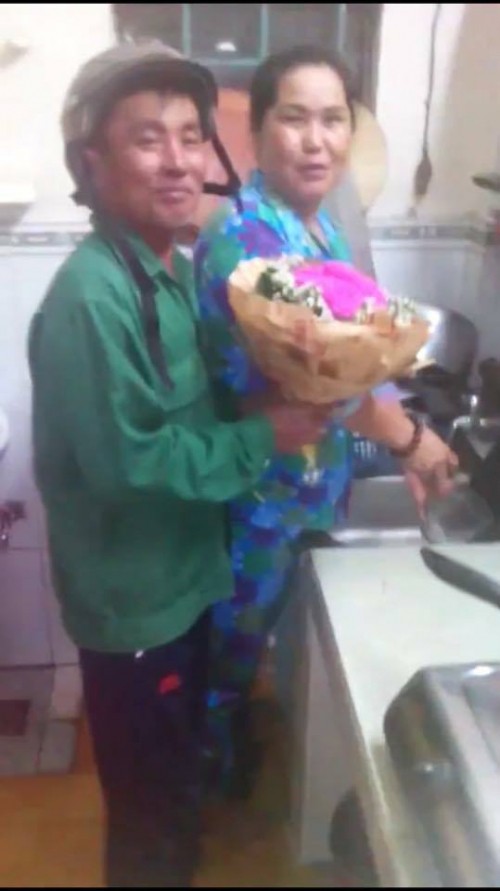 Clip người đàn ông trung tuổi ôm bó hoa hồng về tặng vợ nhân dịp 8/3 khiến nhiều người ghen tị