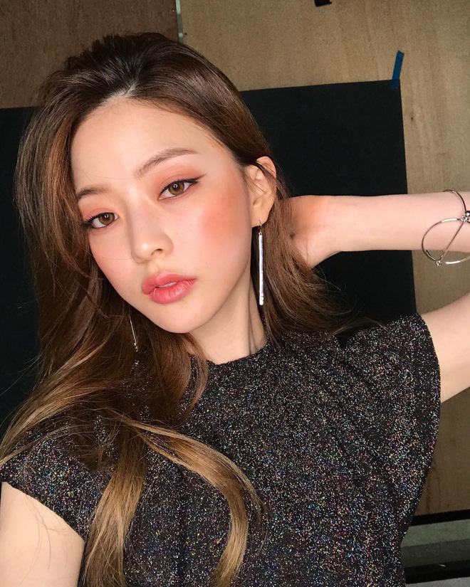 Con gái châu Á đang mê mệt 5 kiểu đánh mắt đơn giản nhưng ăn ảnh hết mức này Con gái châu Á đang mê mệt 5 kiểu đánh mắt đơn giản nhưng ăn ảnh hết mức này