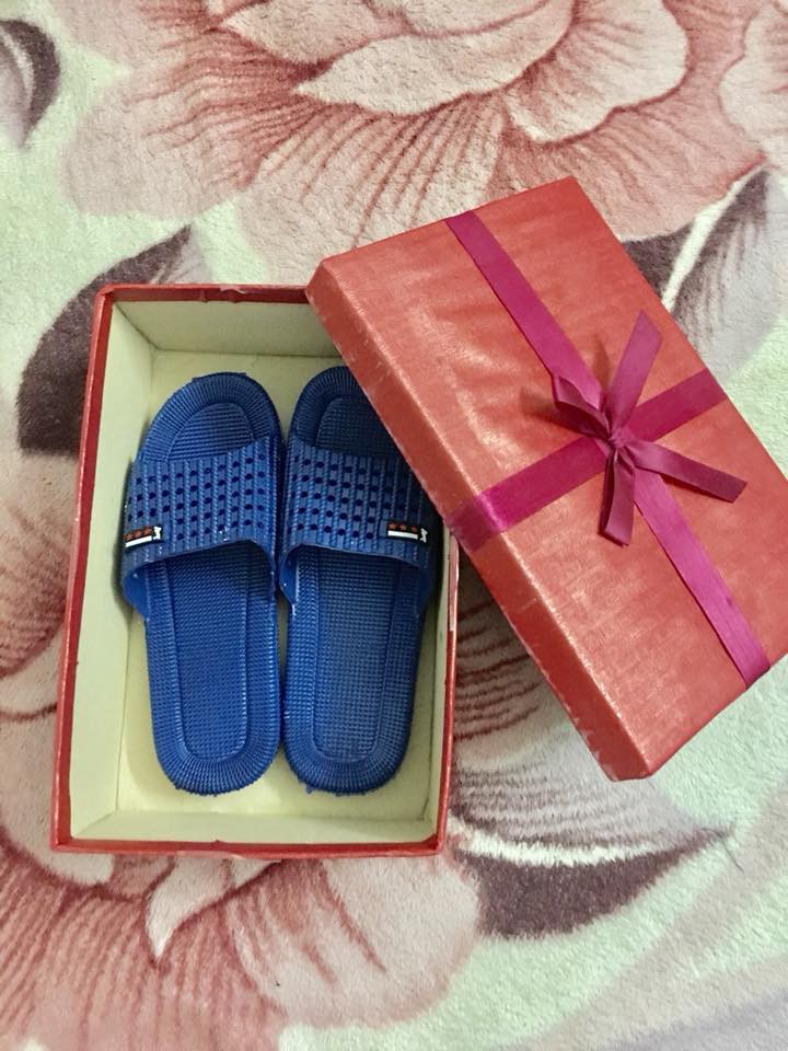 Cười ra nước mắt với món quà anh chồng trẻ tặng vợ ngày 8/3: Chỉ là đôi dép nhựa thôi nhưng mình thích là anh vui rồi