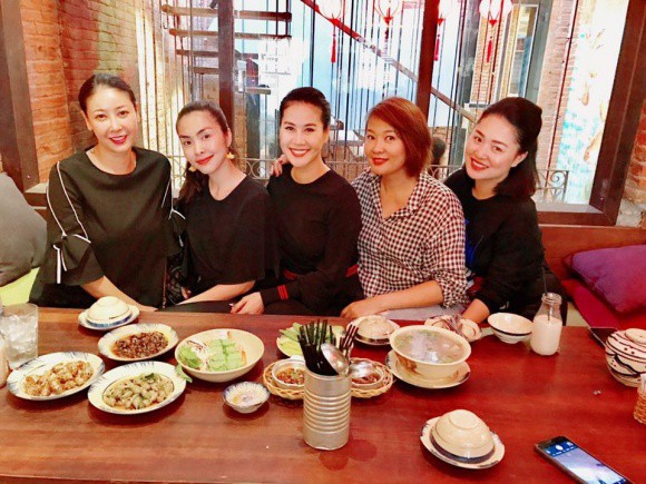 Đi ăn cùng bạn bè, Hà Tăng lại khéo léo che chắn vòng hai giữa tin đồn bầu bí?