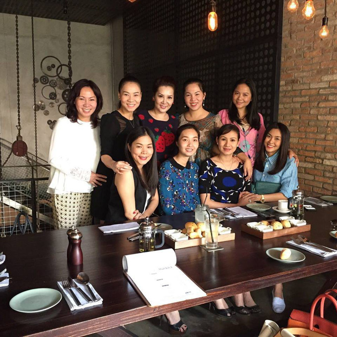 Đi ăn cùng bạn bè, Hà Tăng lại khéo léo che chắn vòng hai giữa tin đồn bầu bí? Đi ăn cùng bạn bè, Hà Tăng lại khéo léo che chắn vòng hai giữa tin đồn bầu bí?