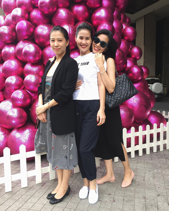 Đi ăn cùng bạn bè, Hà Tăng lại khéo léo che chắn vòng hai giữa tin đồn bầu bí?