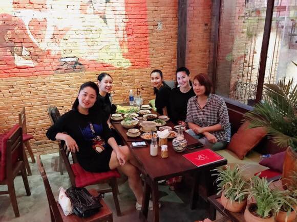 Đi ăn cùng bạn bè, Hà Tăng lại khéo léo che chắn vòng hai giữa tin đồn bầu bí? Đi ăn cùng bạn bè, Hà Tăng lại khéo léo che chắn vòng hai giữa tin đồn bầu bí?