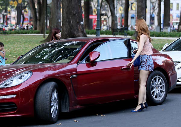 Hai cô bạn độc thân giàu có, đẳng cấp và xinh đẹp của Hoàng Thùy Linh