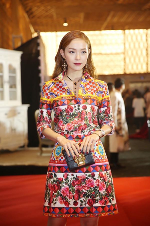 Hai cô bạn độc thân giàu có, đẳng cấp và xinh đẹp của Hoàng Thùy Linh Hai cô bạn độc thân giàu có, đẳng cấp và xinh đẹp của Hoàng Thùy Linh