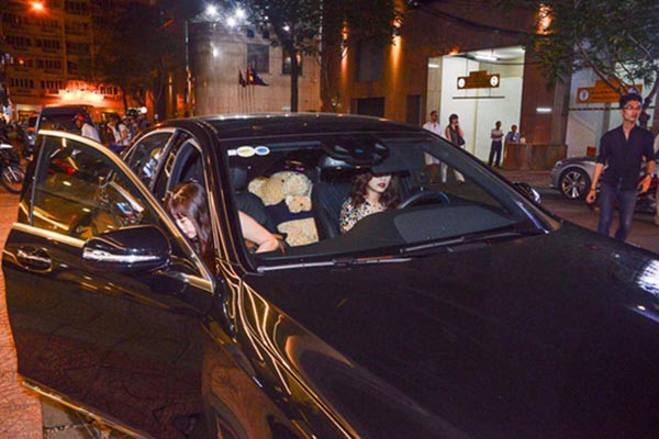 Hai cô bạn độc thân giàu có, đẳng cấp và xinh đẹp của Hoàng Thùy Linh