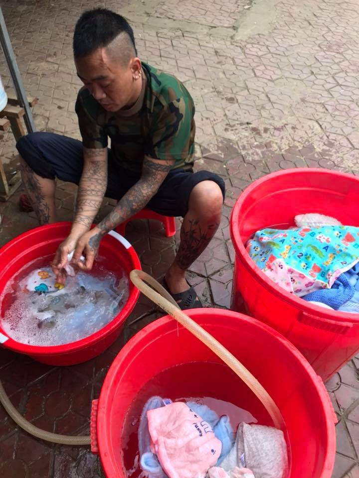 500 anh em ở nhà trông con ngày 8/3 với lời thề đảm đang chăm ngoan không thụt két trong 364 ngày còn lại