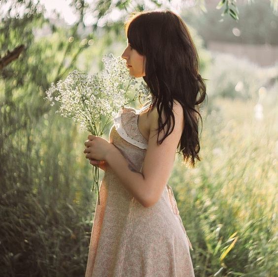 Thay vì ngóng quà từ đàn ông, sao em không dành chút thời gian… để khóc cho chính bản thân mình?