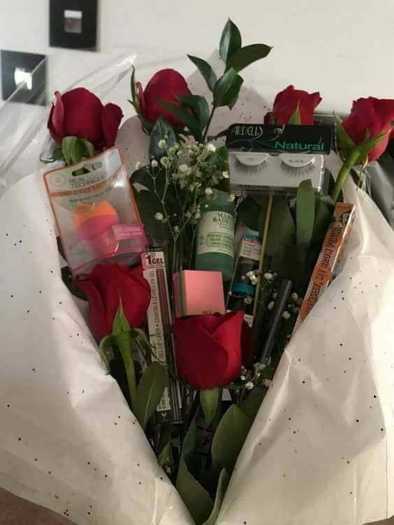 Những món quà niềm vui nhân đôi cho chị em ngày 8/3: Vừa tặng hoa vừa tặng cả bó son phấn