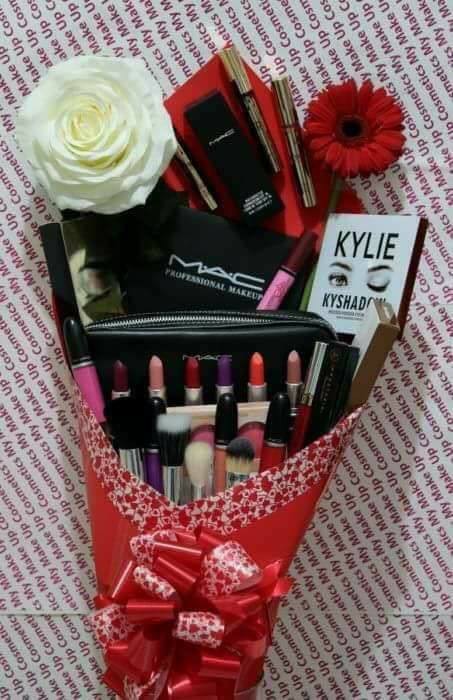 Những món quà niềm vui nhân đôi cho chị em ngày 8/3: Vừa tặng hoa vừa tặng cả bó son phấn