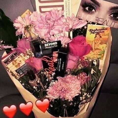 Những món quà niềm vui nhân đôi cho chị em ngày 8/3: Vừa tặng hoa vừa tặng cả bó son phấn