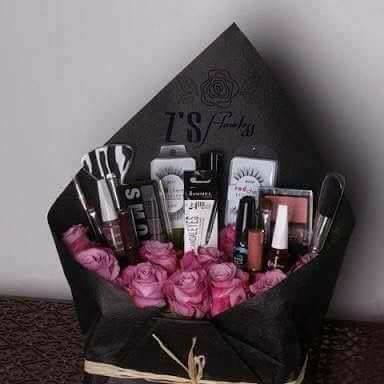 Những món quà niềm vui nhân đôi cho chị em ngày 8/3: Vừa tặng hoa vừa tặng cả bó son phấn