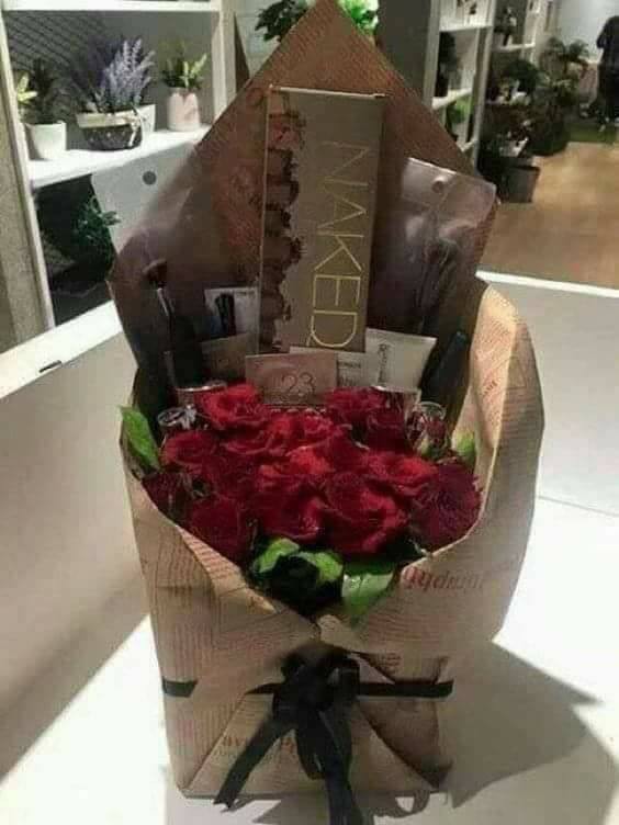 Những món quà niềm vui nhân đôi cho chị em ngày 8/3: Vừa tặng hoa vừa tặng cả bó son phấn