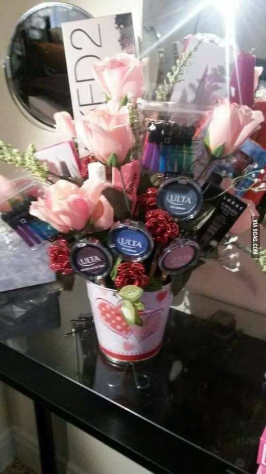 Những món quà niềm vui nhân đôi cho chị em ngày 8/3: Vừa tặng hoa vừa tặng cả bó son phấn