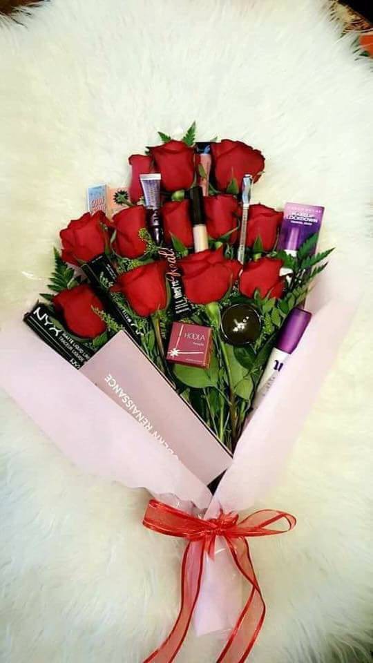 Những món quà niềm vui nhân đôi cho chị em ngày 8/3: Vừa tặng hoa vừa tặng cả bó son phấn