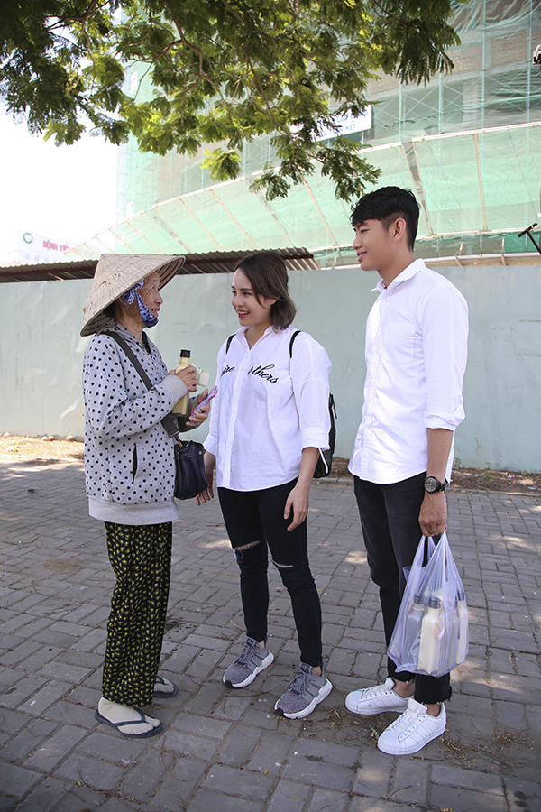 Quang Đăng, Thái Trinh chở nhau bằng xe máy đi tặng quà 8/3 cho phụ nữ nghèo Quang Đăng, Thái Trinh chở nhau bằng xe máy đi tặng quà 8/3 cho phụ nữ nghèo